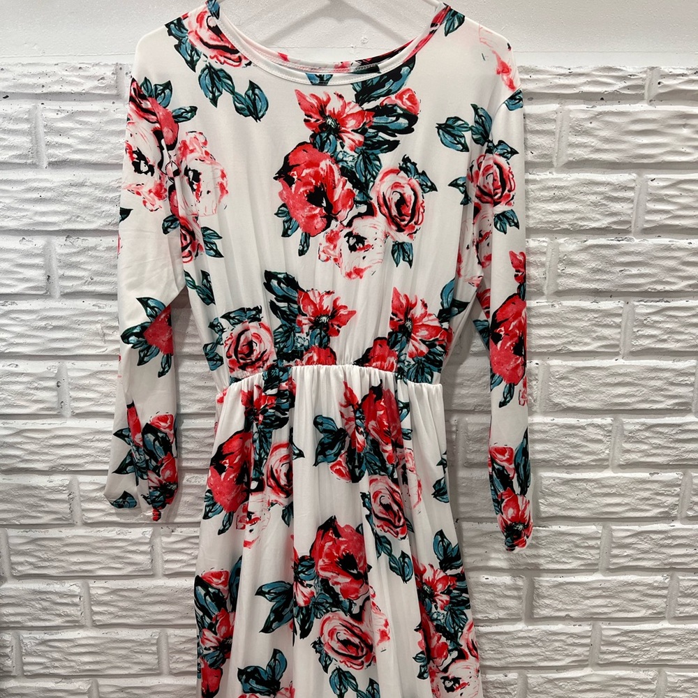 New-never worn, floral, long-sleeved maxi dress - size  medium